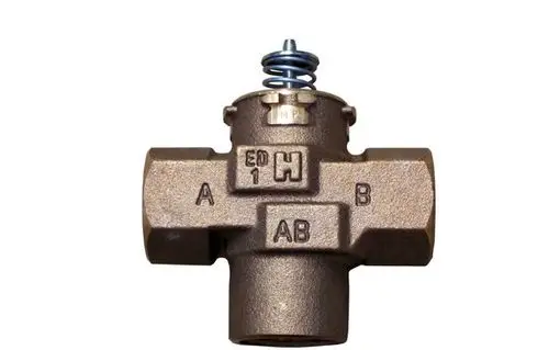 BOSCH 3-Wege-Ventil mit einer zentralen Feder und Abgängen für den Anschluss. Gezeigt wird eine metallene Bauweise mit Markierungen auf der Oberfläche.